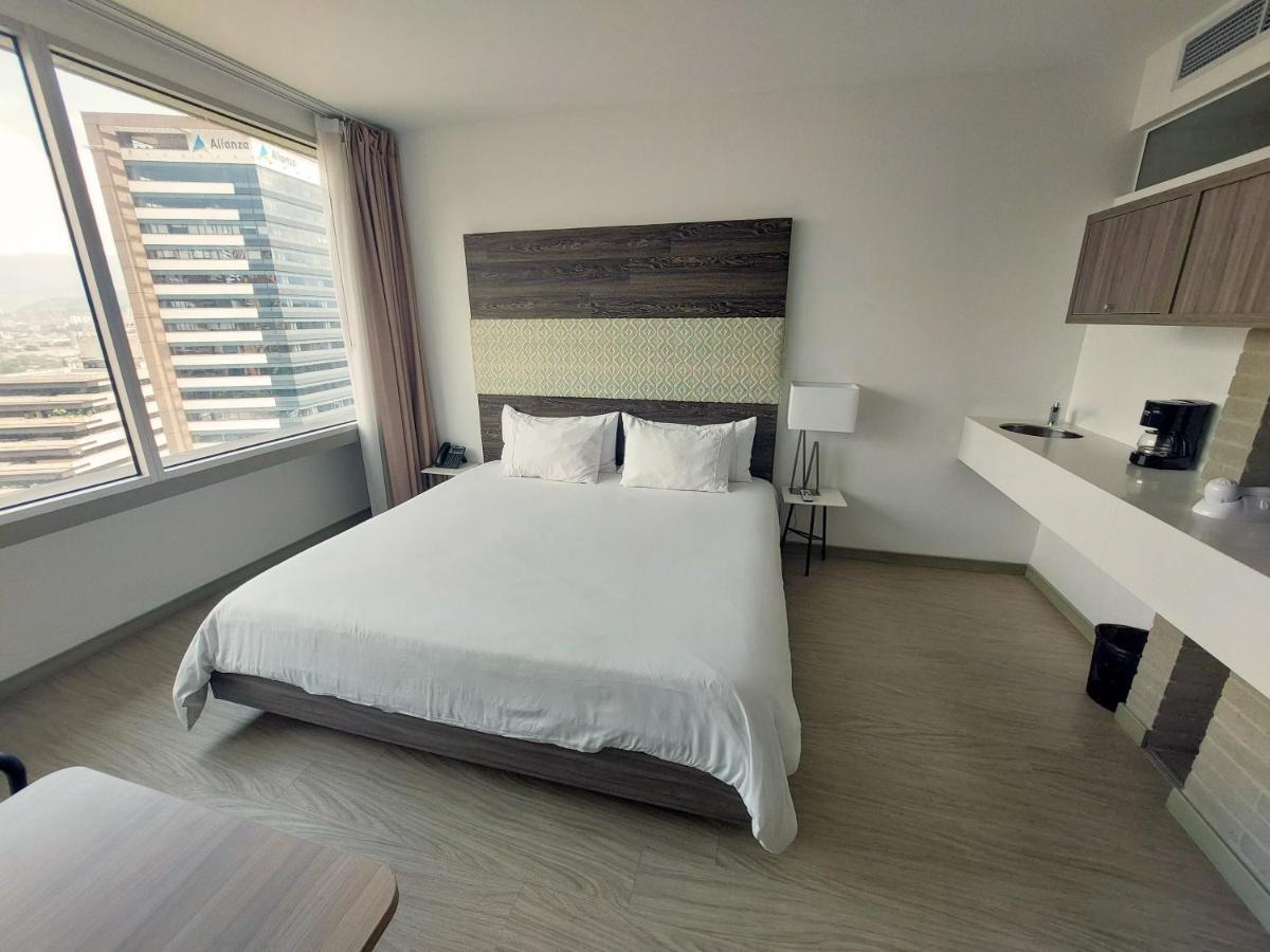 V Grand Hotel, A Member Of Radisson Individuals 메딜린 외부 사진