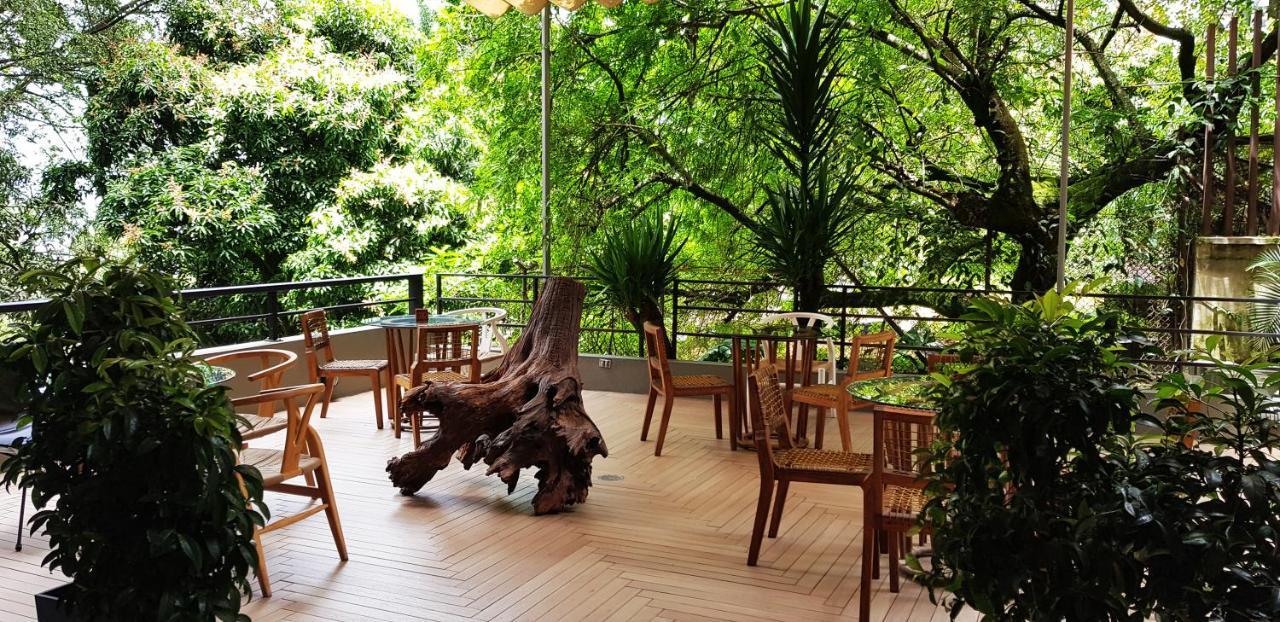 V Grand Hotel, A Member Of Radisson Individuals 메딜린 외부 사진