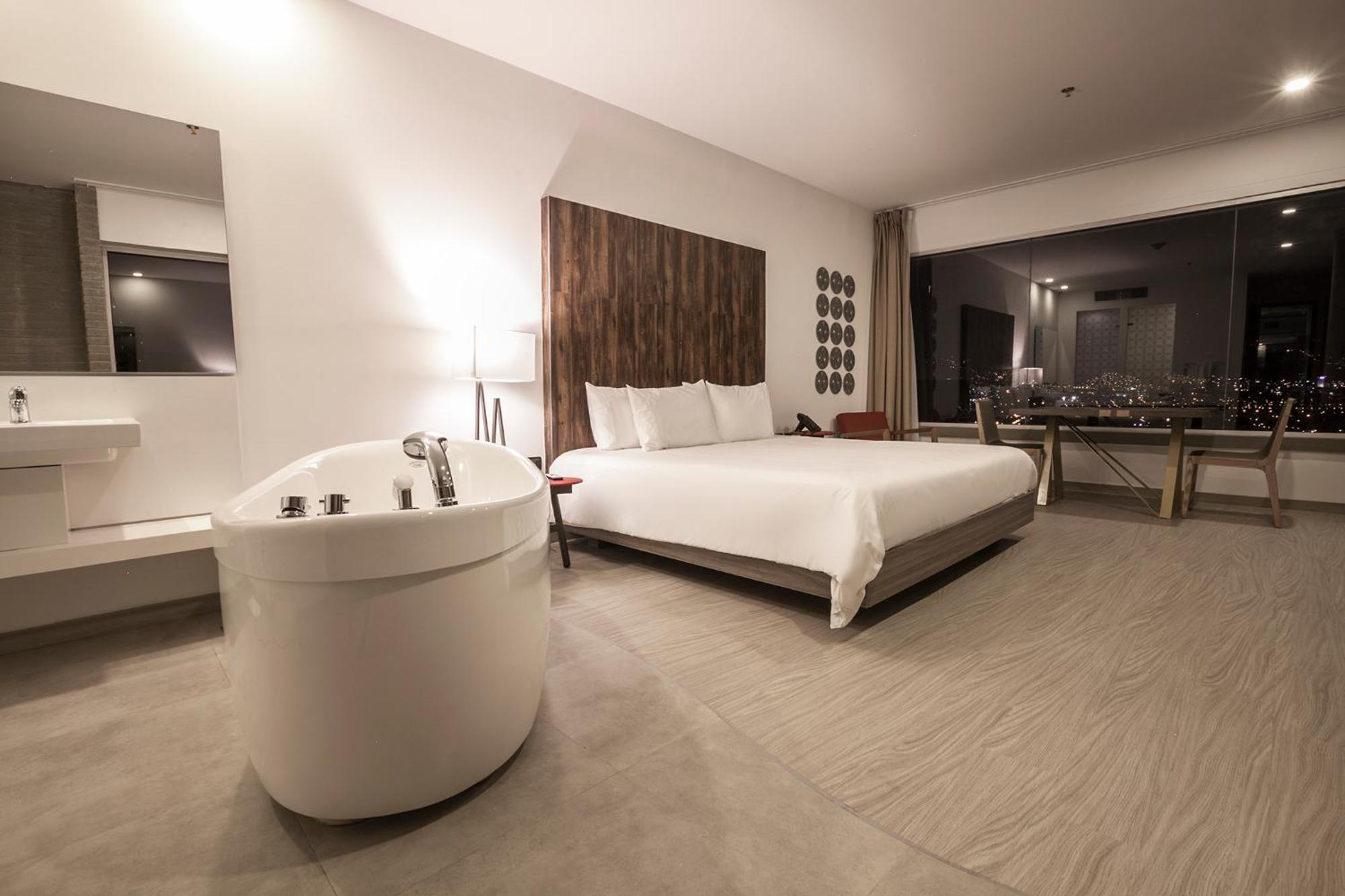 V Grand Hotel, A Member Of Radisson Individuals 메딜린 외부 사진