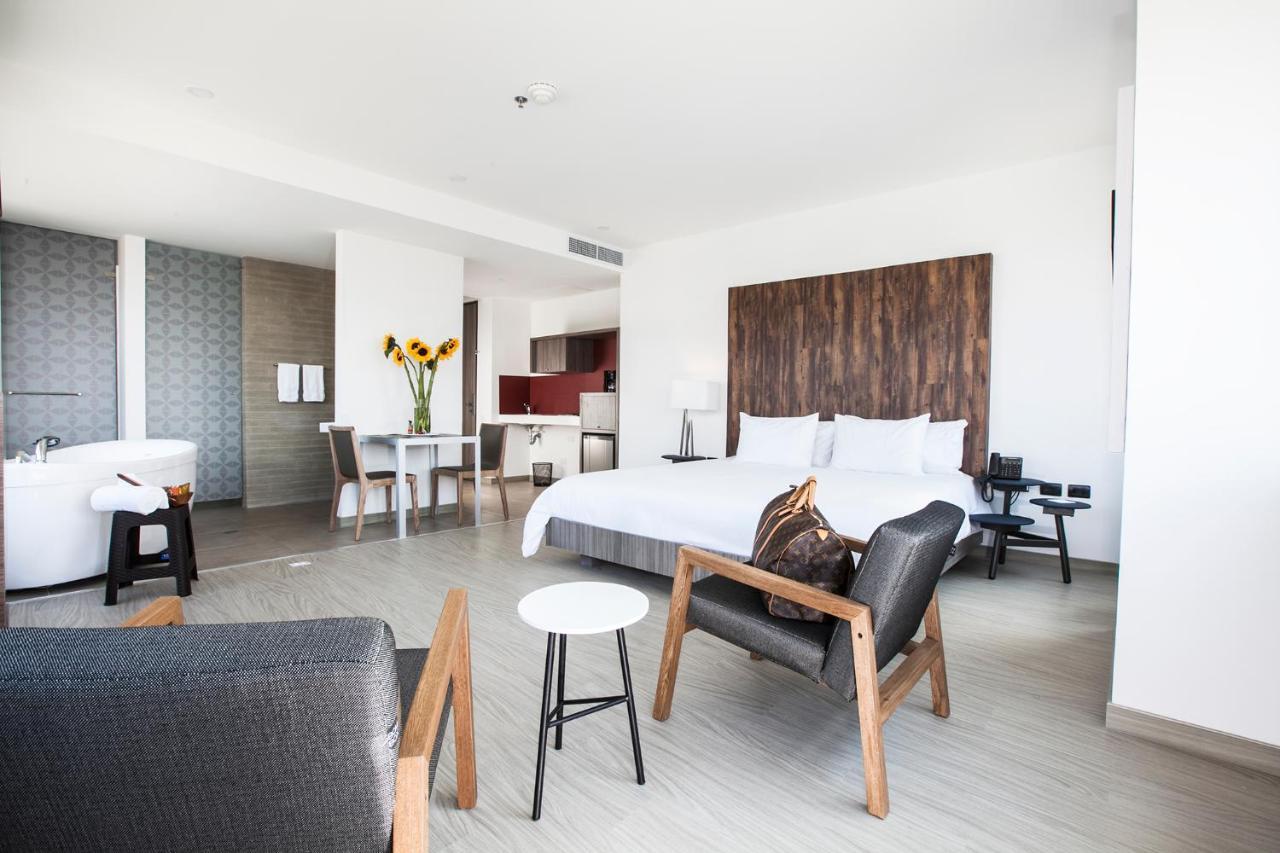 V Grand Hotel, A Member Of Radisson Individuals 메딜린 외부 사진