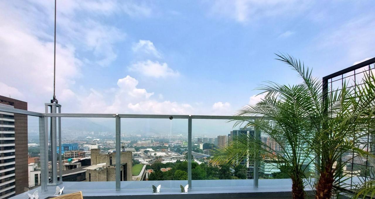 V Grand Hotel, A Member Of Radisson Individuals 메딜린 외부 사진