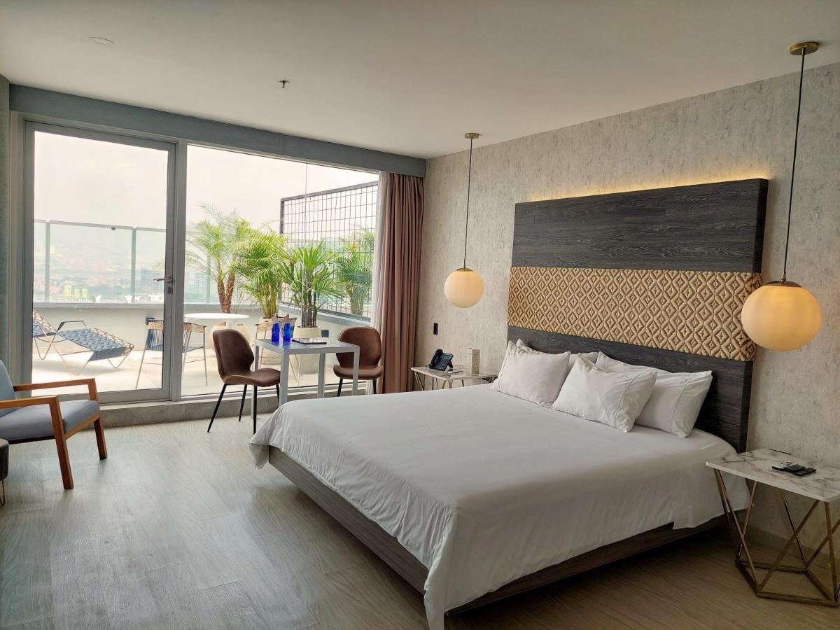 V Grand Hotel, A Member Of Radisson Individuals 메딜린 외부 사진