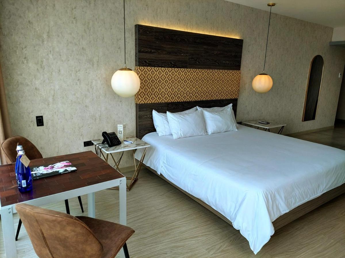 V Grand Hotel, A Member Of Radisson Individuals 메딜린 외부 사진