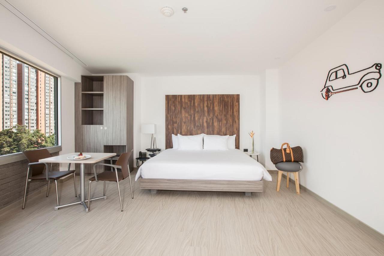 V Grand Hotel, A Member Of Radisson Individuals 메딜린 외부 사진