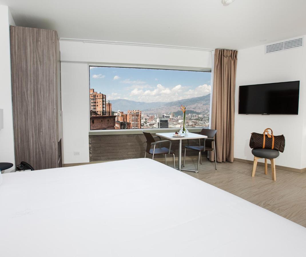 V Grand Hotel, A Member Of Radisson Individuals 메딜린 외부 사진
