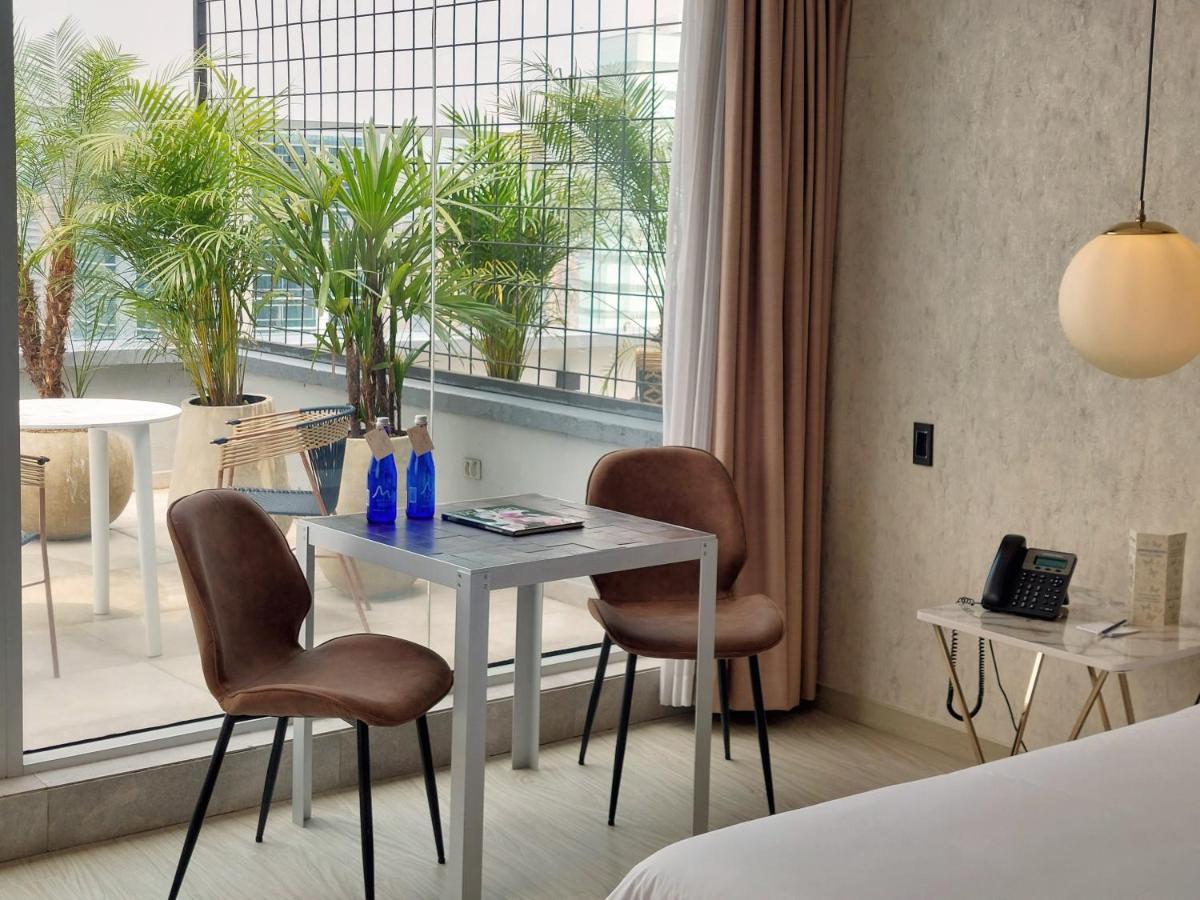 V Grand Hotel, A Member Of Radisson Individuals 메딜린 외부 사진