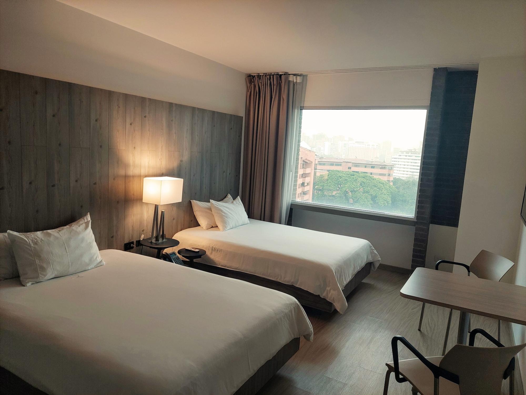 V Grand Hotel, A Member Of Radisson Individuals 메딜린 외부 사진