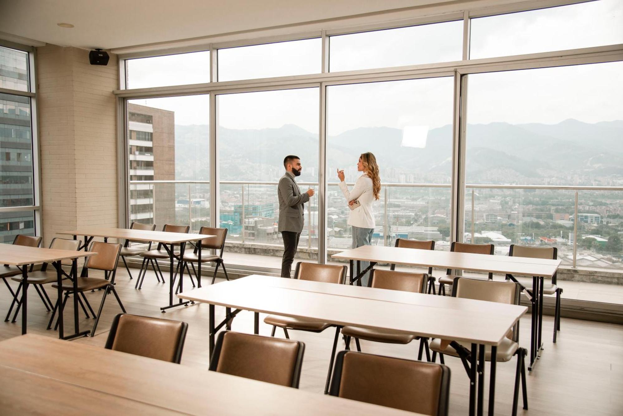 V Grand Hotel, A Member Of Radisson Individuals 메딜린 외부 사진