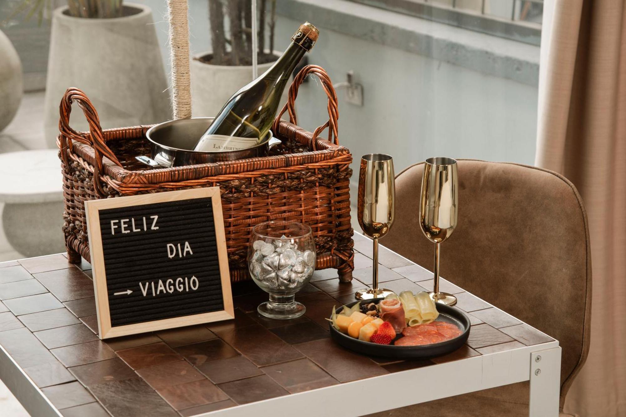 V Grand Hotel, A Member Of Radisson Individuals 메딜린 외부 사진
