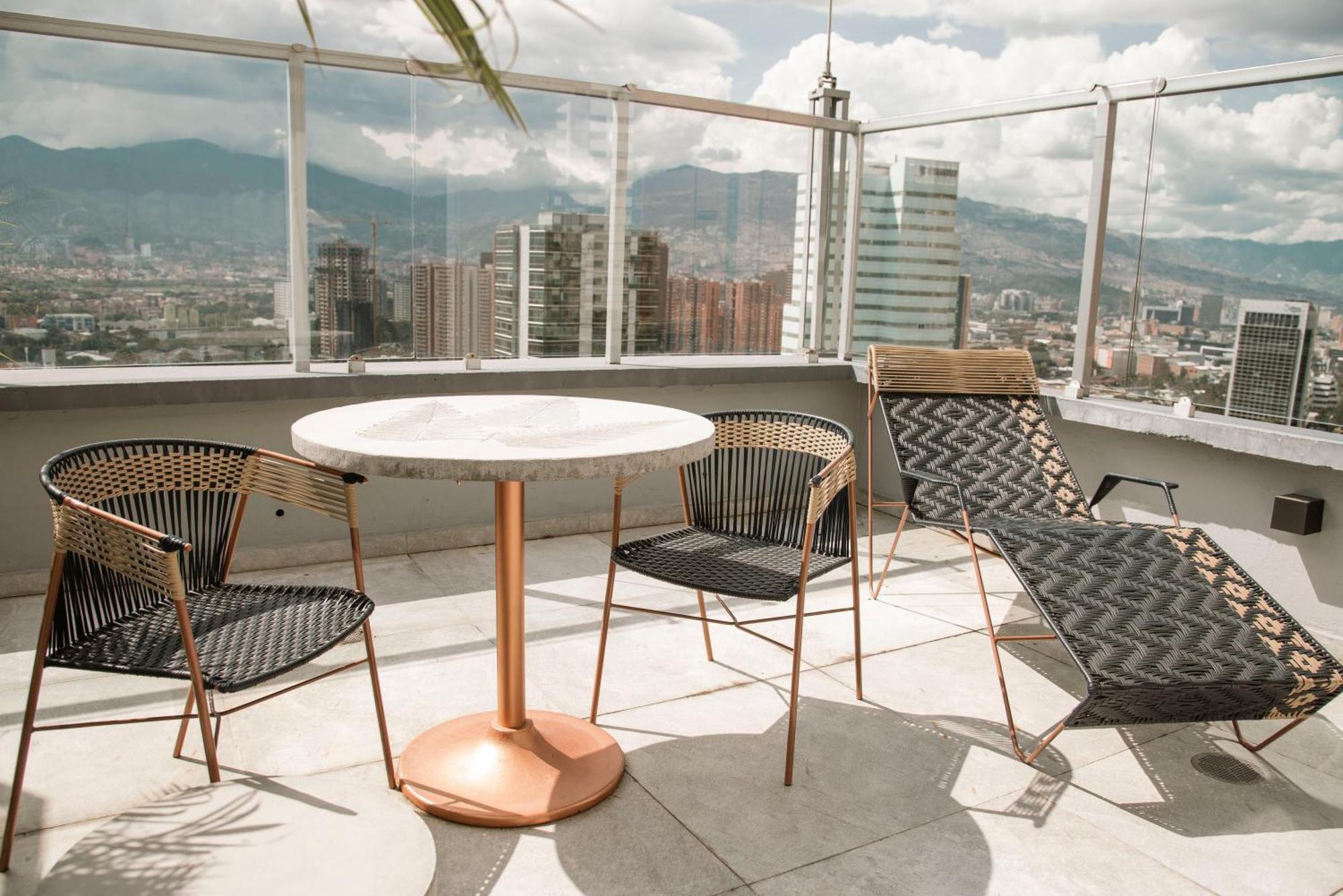 V Grand Hotel, A Member Of Radisson Individuals 메딜린 외부 사진