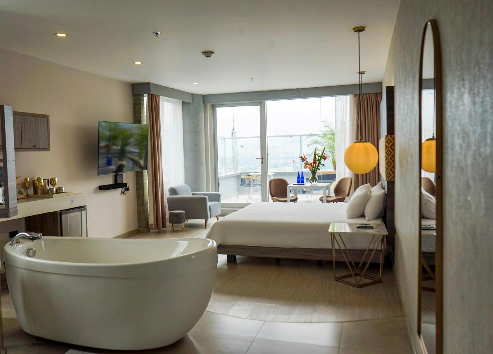 V Grand Hotel, A Member Of Radisson Individuals 메딜린 외부 사진