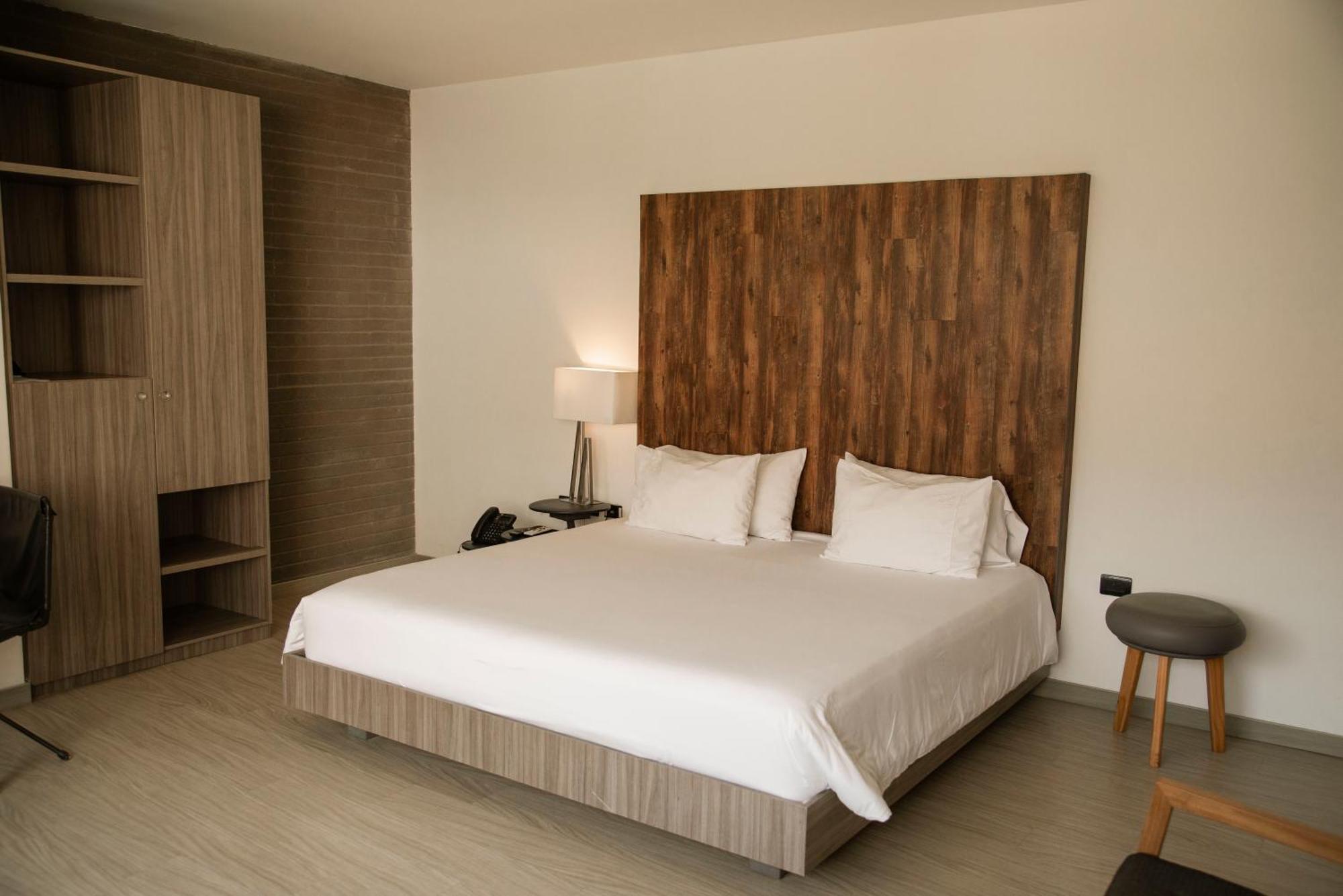V Grand Hotel, A Member Of Radisson Individuals 메딜린 외부 사진