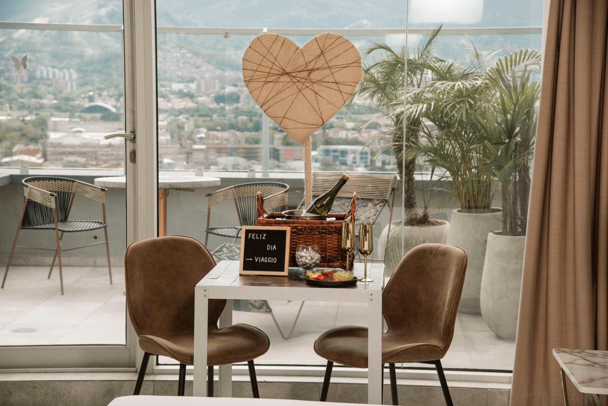 V Grand Hotel, A Member Of Radisson Individuals 메딜린 외부 사진