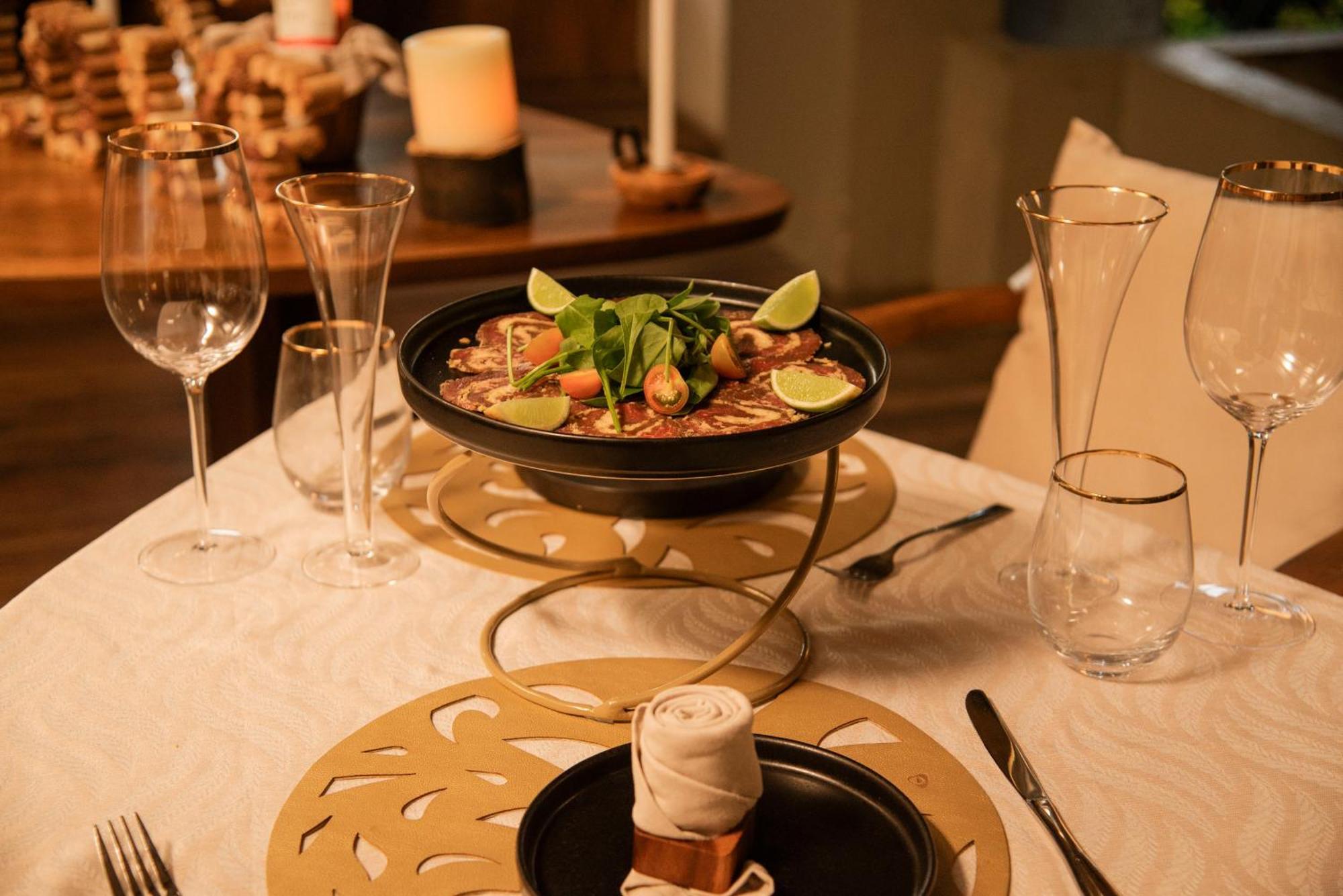 V Grand Hotel, A Member Of Radisson Individuals 메딜린 외부 사진